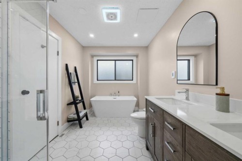71 Riverglen Crescent Se, Calgary, AB - Indoor Photo Showing Bathroom