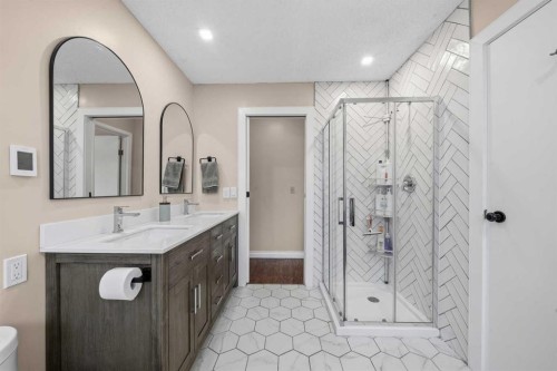 71 Riverglen Crescent Se, Calgary, AB - Indoor Photo Showing Bathroom