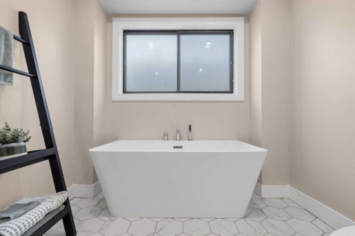 71 Riverglen Crescent Se, Calgary, AB - Indoor Photo Showing Bathroom