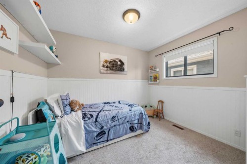 71 Riverglen Crescent Se, Calgary, AB - Indoor Photo Showing Bedroom