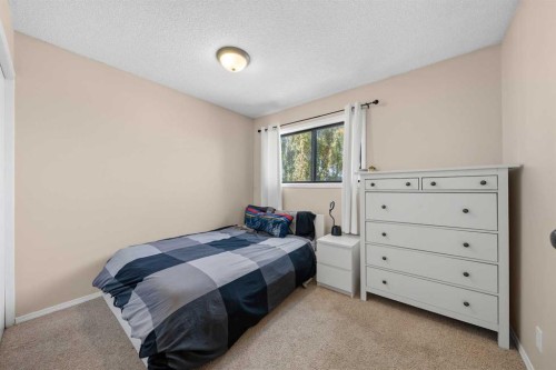71 Riverglen Crescent Se, Calgary, AB - Indoor Photo Showing Bedroom