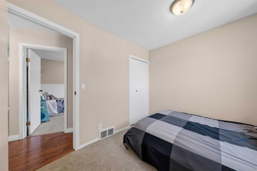 71 Riverglen Crescent Se, Calgary, AB - Indoor Photo Showing Bedroom