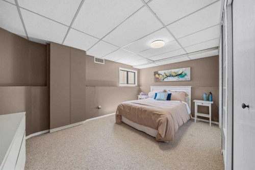 71 Riverglen Crescent Se, Calgary, AB - Indoor Photo Showing Bedroom