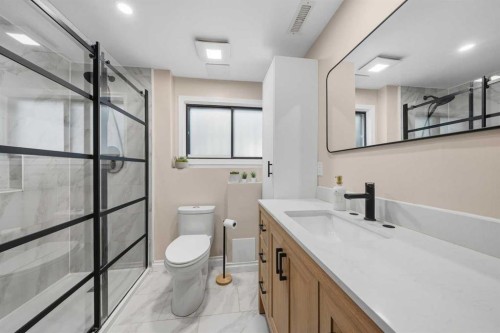 71 Riverglen Crescent Se, Calgary, AB - Indoor Photo Showing Bathroom