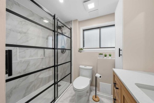 71 Riverglen Crescent Se, Calgary, AB - Indoor Photo Showing Bathroom