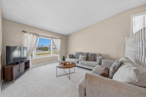 71 Riverglen Crescent Se, Calgary, AB - Indoor Photo Showing Living Room