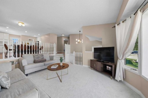 71 Riverglen Crescent Se, Calgary, AB - Indoor Photo Showing Living Room
