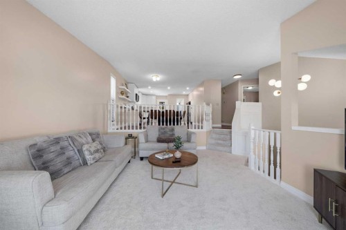 71 Riverglen Crescent Se, Calgary, AB - Indoor Photo Showing Living Room