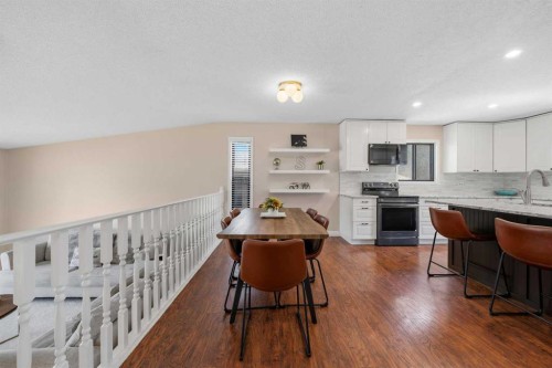 71 Riverglen Crescent Se, Calgary, AB - Indoor Photo Showing Kitchen
