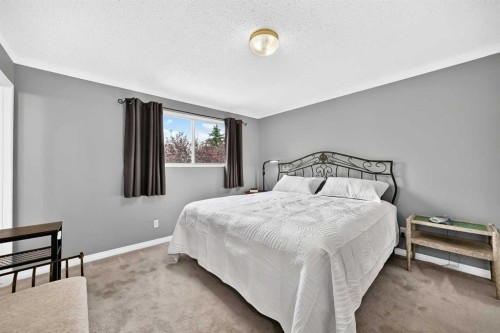 43 Brabourne Mews Sw, Calgary, AB - Indoor Photo Showing Bedroom