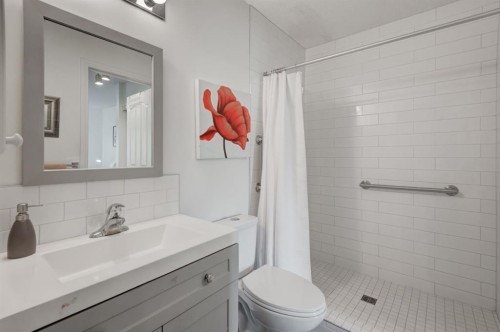 1114-1818 Simcoe Boulevard Sw, Calgary, AB - Indoor Photo Showing Bathroom