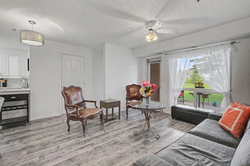 1114-1818 Simcoe Boulevard Sw, Calgary, AB - Indoor Photo Showing Living Room