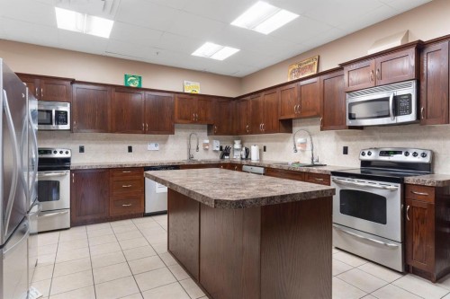 2444-2330 Fish Creek Boulevard Sw, Calgary, AB - Indoor Photo Showing Kitchen
