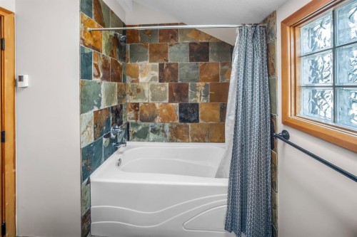 4-813 5Th Street, Canmore, AB - Indoor Photo Showing Bathroom
