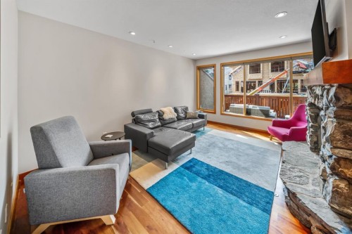4-813 5Th Street, Canmore, AB - Indoor Photo Showing Living Room