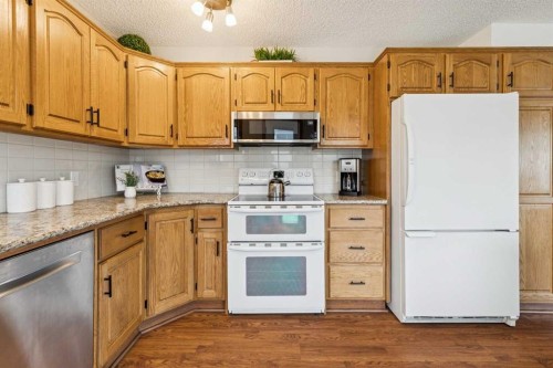 410 Millrise Drive Sw, Calgary, AB - Indoor Photo Showing Kitchen