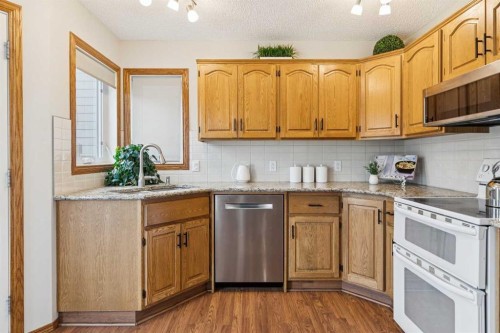 410 Millrise Drive Sw, Calgary, AB - Indoor Photo Showing Kitchen
