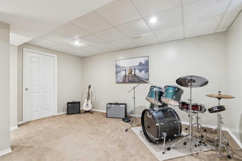 410 Millrise Drive Sw, Calgary, AB - Indoor Photo Showing Gym Room