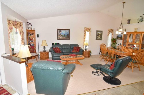 33 Strathmore Lakes Bay, Strathmore, AB - Indoor Photo Showing Living Room