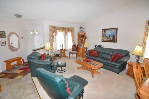 33 Strathmore Lakes Bay, Strathmore, AB - Indoor Photo Showing Living Room