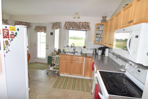 33 Strathmore Lakes Bay, Strathmore, AB - Indoor Photo Showing Kitchen With Double Sink