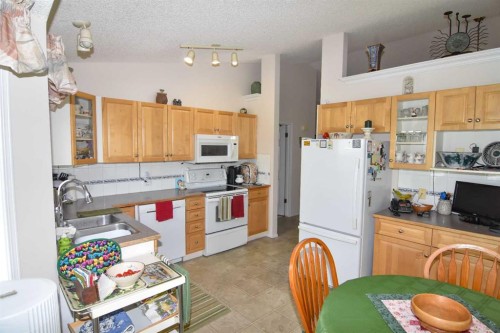 33 Strathmore Lakes Bay, Strathmore, AB - Indoor Photo Showing Kitchen With Double Sink