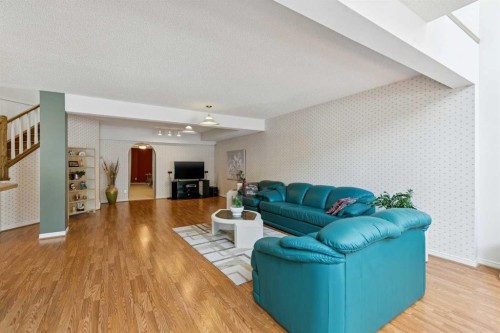 38 Edgevalley Manor Nw, Calgary, AB - Indoor Photo Showing Living Room