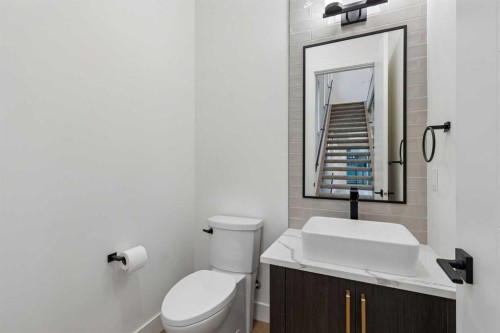 1810 19 Avenue Nw, Calgary, AB - Indoor Photo Showing Bathroom