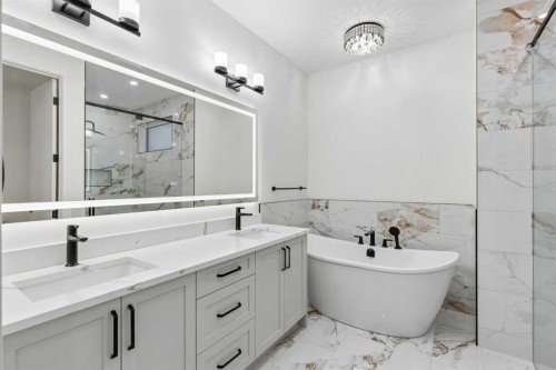 1810 19 Avenue Nw, Calgary, AB - Indoor Photo Showing Bathroom
