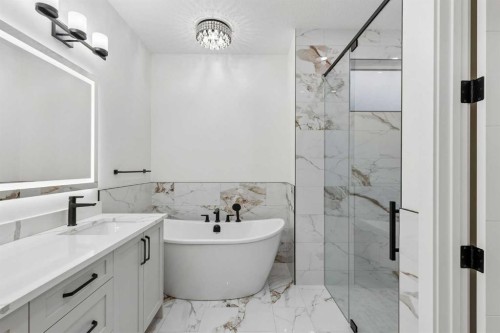1810 19 Avenue Nw, Calgary, AB - Indoor Photo Showing Bathroom