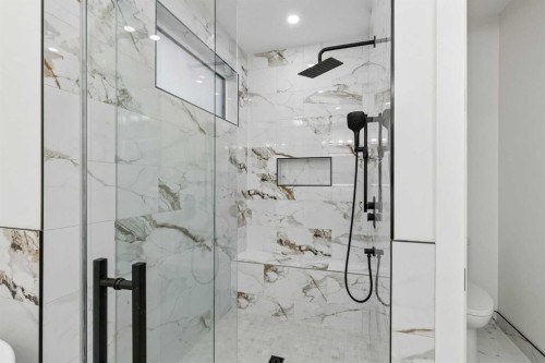1810 19 Avenue Nw, Calgary, AB - Indoor Photo Showing Bathroom