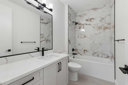 1810 19 Avenue Nw, Calgary, AB - Indoor Photo Showing Bathroom