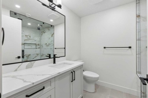 1810 19 Avenue Nw, Calgary, AB - Indoor Photo Showing Bathroom