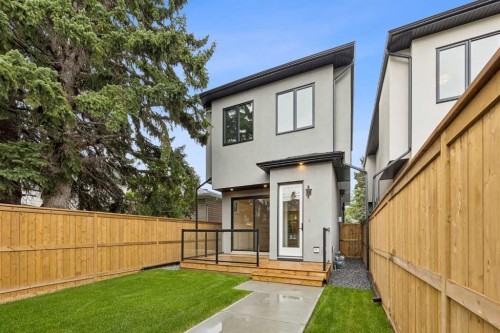 1810 19 Avenue Nw, Calgary, AB - Outdoor With Exterior