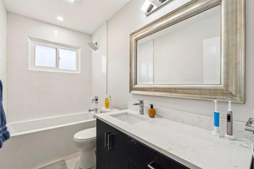 117 Chinook Drive Sw, Calgary, AB - Indoor Photo Showing Bathroom