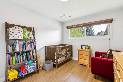 117 Chinook Drive Sw, Calgary, AB - Indoor Photo Showing Bedroom