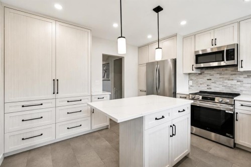 117 Chinook Drive Sw, Calgary, AB - Indoor Photo Showing Kitchen With Upgraded Kitchen