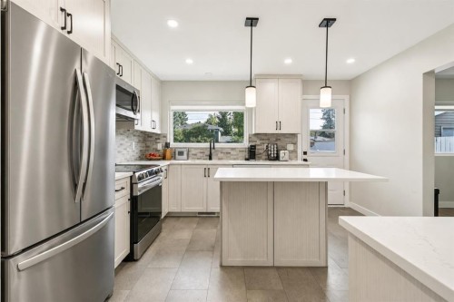 117 Chinook Drive Sw, Calgary, AB - Indoor Photo Showing Kitchen With Stainless Steel Kitchen With Upgraded Kitchen