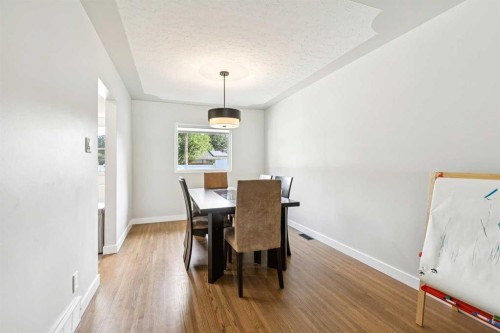 117 Chinook Drive Sw, Calgary, AB - Indoor Photo Showing Dining Room