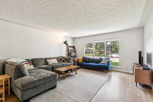 117 Chinook Drive Sw, Calgary, AB - Indoor Photo Showing Living Room
