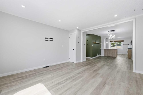 4608 70 Street Nw, Calgary, AB - Indoor Photo Showing Other Room