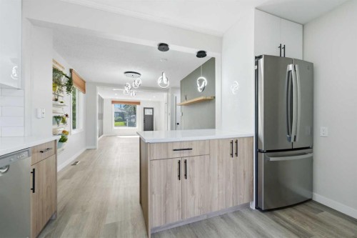 4608 70 Street Nw, Calgary, AB - Indoor Photo Showing Kitchen
