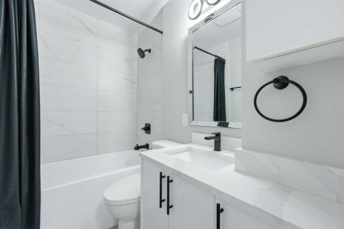 4608 70 Street Nw, Calgary, AB - Indoor Photo Showing Bathroom