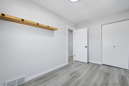 4608 70 Street Nw, Calgary, AB - Indoor Photo Showing Other Room
