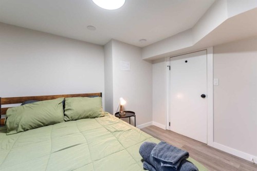 4608 70 Street Nw, Calgary, AB - Indoor Photo Showing Bedroom