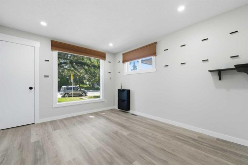 4608 70 Street Nw, Calgary, AB - Indoor Photo Showing Other Room