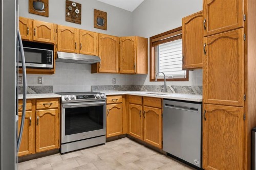 8 Erin Meadow Way Se, Calgary, AB - Indoor Photo Showing Kitchen
