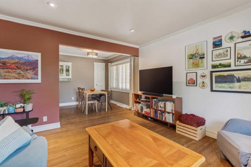 5919 Thornton Road Nw, Calgary, AB - Indoor Photo Showing Living Room