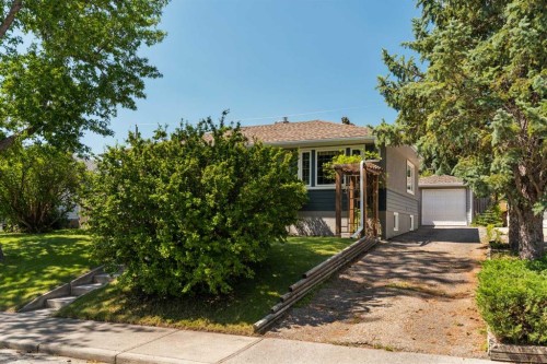 5919 Thornton Road Nw, Calgary, AB - Outdoor
