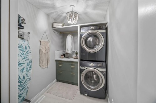 255 Gleneagles View, Cochrane, AB - Indoor Photo Showing Laundry Room